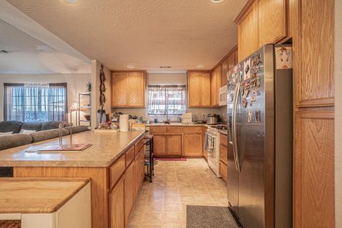 Tiny photo for 977 Garden Springs Circle, Medford, OR 97504 (MLS # 220214284)