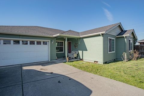 Tiny photo for 977 Garden Springs Circle, Medford, OR 97504 (MLS # 220214284)