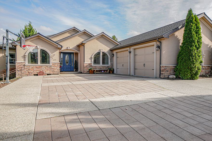 Beautiful single story E. Medford home Lone Pine school district built in 2007, over 2600 sq ft, 3 bedroom, plus an office. 2 full bath. Formal dining, Trayed ceilings with
recessed lighting ,Great room with raised gas fireplace, hickory wood floors, vaulted ceilings, central vac, Open kitchen to living area and casual dining area, Kitchen
island with additional barstool seating. Very large Primary with 2 walk-in closets, Office or a den, huge bathroom with jetted tub and electric blind for privacy, big shower
with lots of room, double vanity, laundry room with lots of room and a very spacious pantry (Costco room) or even turn into a wine cellar, Outside is nice and private all
landscaped with extra big patio, this home has lots of room for parking.