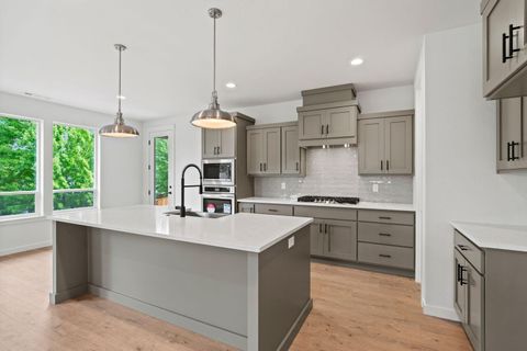 Tiny photo for 1134 Pumpkin Ridge Drive #337, Eagle Point, OR 97524 (MLS # 220219602)