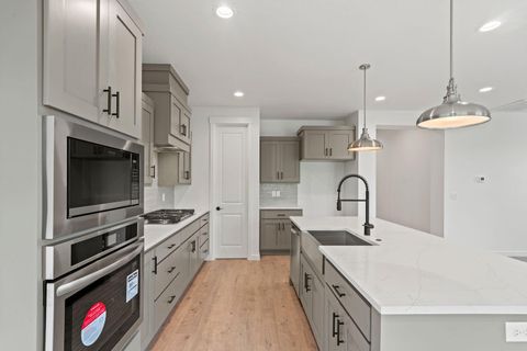 Tiny photo for 1134 Pumpkin Ridge Drive #337, Eagle Point, OR 97524 (MLS # 220219602)