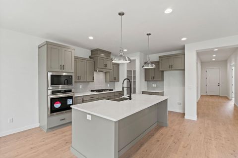 Tiny photo for 1134 Pumpkin Ridge Drive #337, Eagle Point, OR 97524 (MLS # 220219602)
