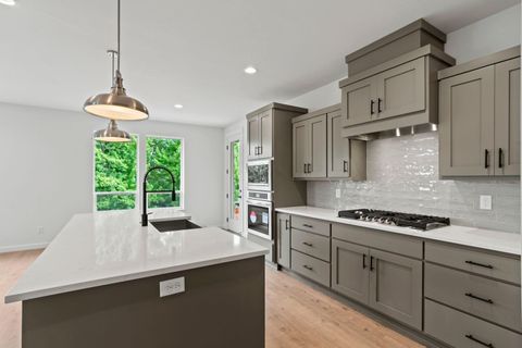 Tiny photo for 1134 Pumpkin Ridge Drive #337, Eagle Point, OR 97524 (MLS # 220219602)