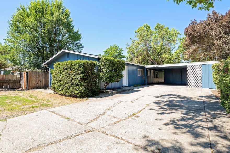 This Duplex is a great investment with each unit having 2 full bedrooms and Den. Plenty of parking space for both sides with large carport and long driveway. Back unit has access thru alley front off of Columbus Ave. Brand New Roof, Gutters, Exterior Paint. Front Unit underwent New Interior Paint, New Flooring. New Windows will be installed prior to close of escrow as well.  Turn Key investment ready for you.