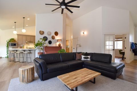 Tiny photo for 3339 NE Sandalwood Drive, Bend, OR 97701 (MLS # 220213355)