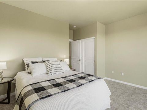Tiny photo for 1378 Highland View Loop, Redmond, OR 97756 (MLS # 220221677)