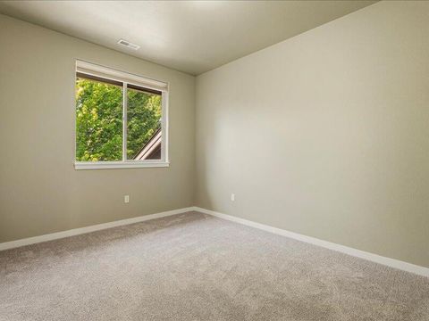 Tiny photo for 1378 Highland View Loop, Redmond, OR 97756 (MLS # 220221677)
