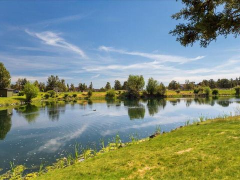 Photo of 1378 Highland View Loop, Redmond, OR 97756 (MLS # 220221677)