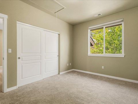 Tiny photo for 1378 Highland View Loop, Redmond, OR 97756 (MLS # 220221677)