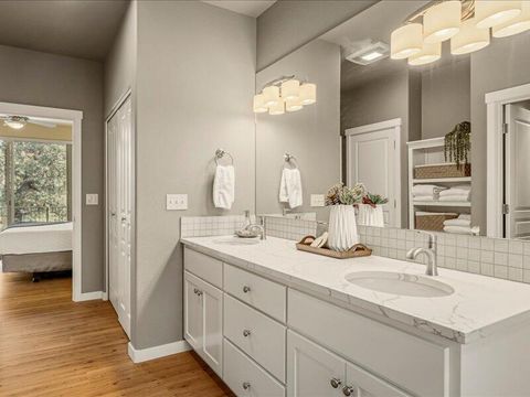Tiny photo for 1378 Highland View Loop, Redmond, OR 97756 (MLS # 220221677)