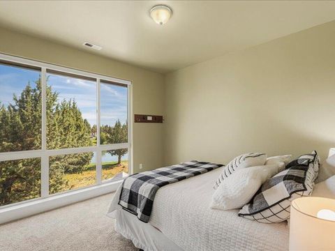 Tiny photo for 1378 Highland View Loop, Redmond, OR 97756 (MLS # 220221677)
