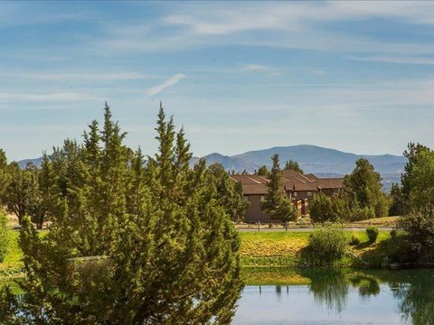 Tiny photo for 1378 Highland View Loop, Redmond, OR 97756 (MLS # 220221677)