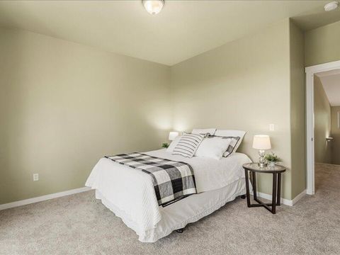 Tiny photo for 1378 Highland View Loop, Redmond, OR 97756 (MLS # 220221677)