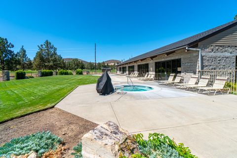 Tiny photo for 1378 Highland View Loop, Redmond, OR 97756 (MLS # 220221677)