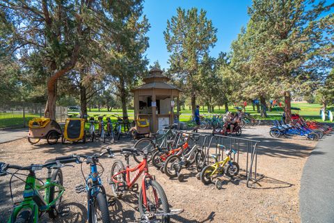 Tiny photo for 1378 Highland View Loop, Redmond, OR 97756 (MLS # 220221677)