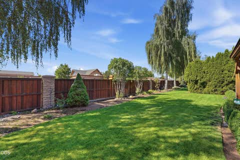 Tiny photo for 1736 NW Nickernut Place, Redmond, OR 97756 (MLS # 220227322)