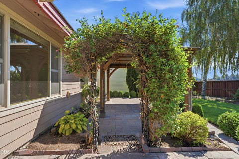 Tiny photo for 1736 NW Nickernut Place, Redmond, OR 97756 (MLS # 220227322)