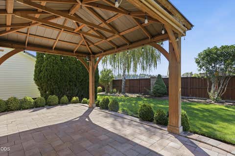 Tiny photo for 1736 NW Nickernut Place, Redmond, OR 97756 (MLS # 220227322)