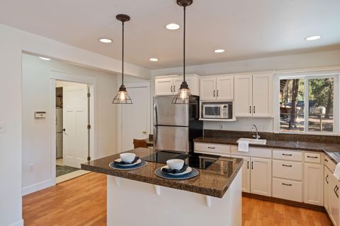 Tiny photo for 69362 Lariat, Sisters, OR 97759 (MLS # 220213271)