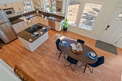 Tiny photo for 69362 Lariat, Sisters, OR 97759 (MLS # 220213271)