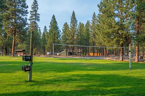 Tiny photo for 69362 Lariat, Sisters, OR 97759 (MLS # 220213271)