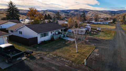 Tiny photo for 1225 B Street, Fossil, OR 97830 (MLS # 220212087)