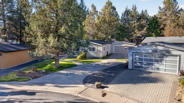 1075 SE VALLEYWOOD PL, BEND, OR 97702 - Image d7f4dcebd1f810b5ff12323d8d8a485b/3510757832