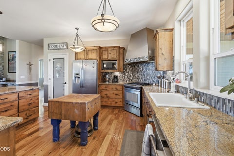 Tiny photo for 6967 SW Quarry Avenue, Redmond, OR 97756 (MLS # 220223184)
