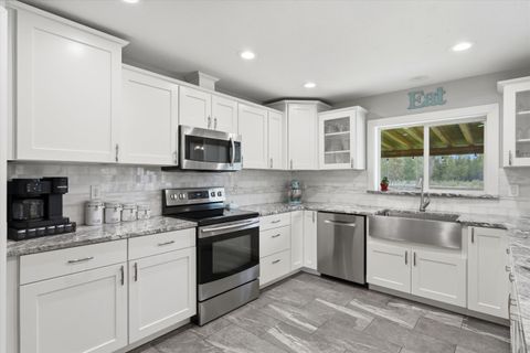 Tiny photo for 15965 Parkway Drive, La Pine, OR 97739 (MLS # 220221135)