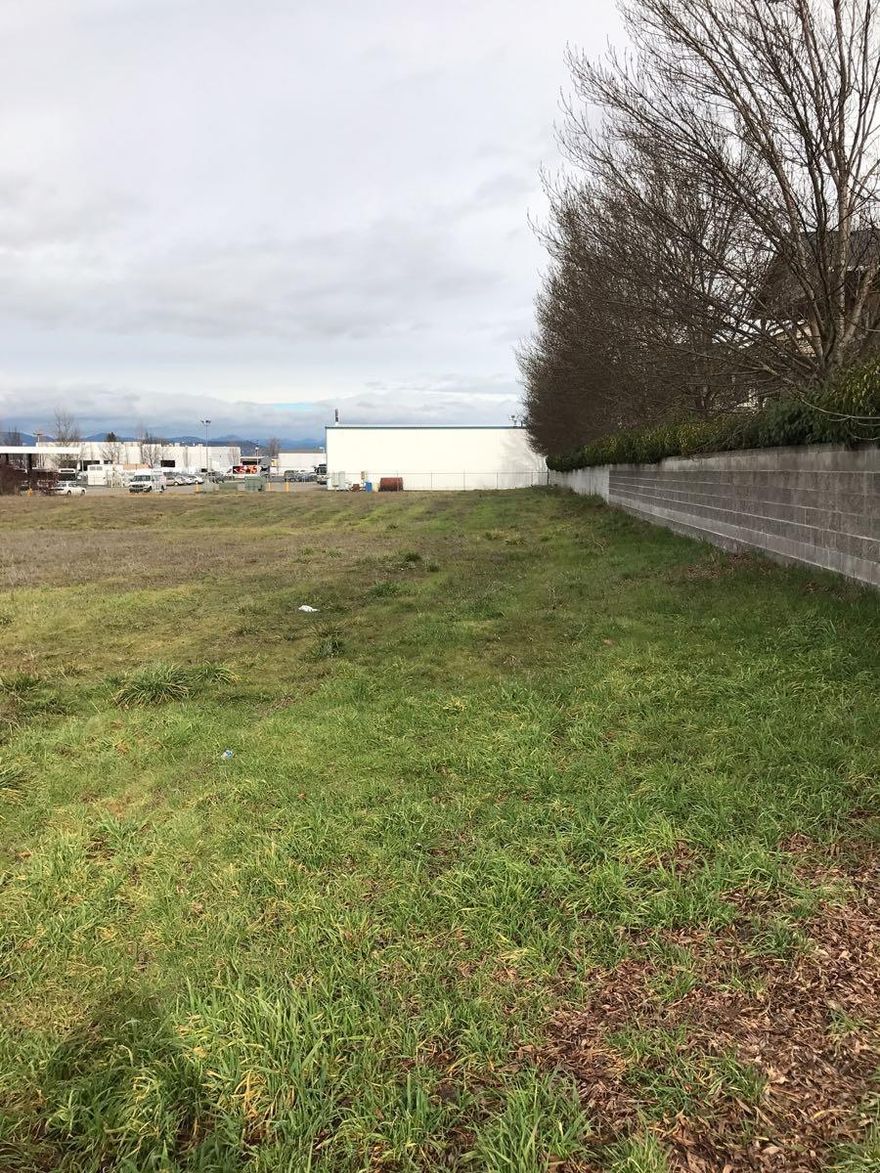 Fantastic 1.34 acre commercial lot. Zoned I-L allowing for multiple uses. The property is level, clear and ready to build. In a high traffic area,with high visibility, and easy accessibility.