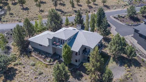 Photo of 893 Highland View Loop, Redmond, OR 97756 (MLS # 220223033)