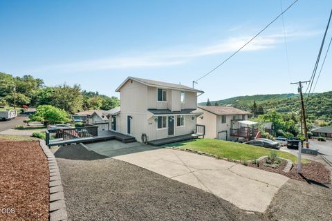 Tiny photo for 1245 SE Germond Avenue, Roseburg, OR 97470 (MLS # 220222614)