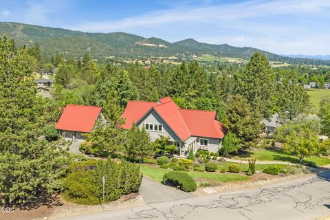 Photo of 120 Wells Fargo Drive, Jacksonville, OR 97530 (MLS # 220223297)