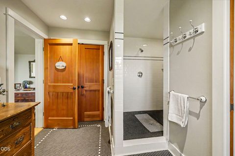 Tiny photo for 120 Wells Fargo Drive, Jacksonville, OR 97530 (MLS # 220223297)