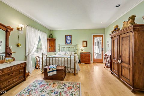 Tiny photo for 120 Wells Fargo Drive, Jacksonville, OR 97530 (MLS # 220223297)