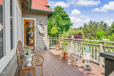 Tiny photo for 120 Wells Fargo Drive, Jacksonville, OR 97530 (MLS # 220223297)