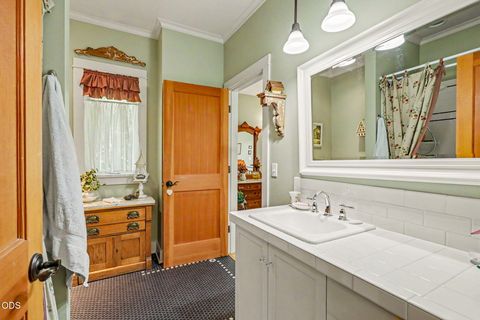 Tiny photo for 120 Wells Fargo Drive, Jacksonville, OR 97530 (MLS # 220223297)