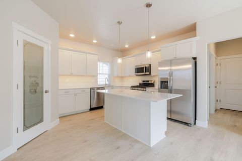 Photo of 868 NW 19th Street, Redmond, OR 97756 (MLS # 220219241)