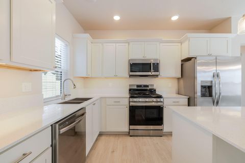 Tiny photo for 868 NW 19th Street, Redmond, OR 97756 (MLS # 220219241)