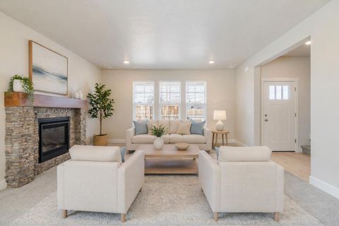 Tiny photo for 868 NW 19th Street, Redmond, OR 97756 (MLS # 220219241)