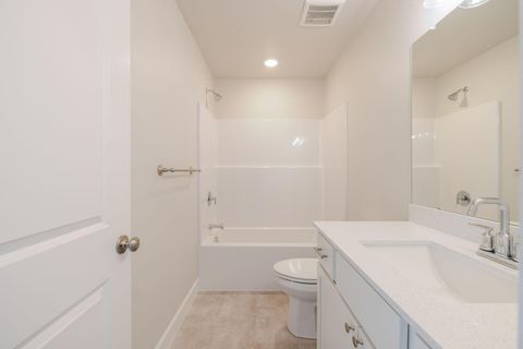 Tiny photo for 868 NW 19th Street, Redmond, OR 97756 (MLS # 220219241)