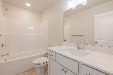 Tiny photo for 868 NW 19th Street, Redmond, OR 97756 (MLS # 220219241)