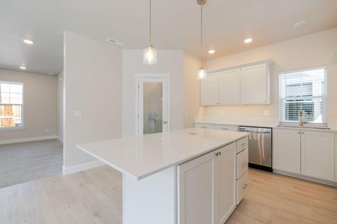 Tiny photo for 868 NW 19th Street, Redmond, OR 97756 (MLS # 220219241)