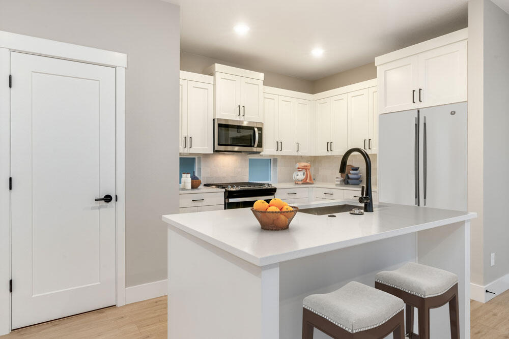 3863 NE Petrosa Avenue