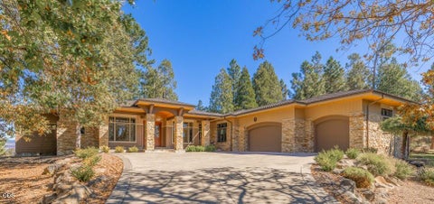 Photo of 11025 Kestrel Road, Klamath Falls, OR 97601 (MLS # 220229420)