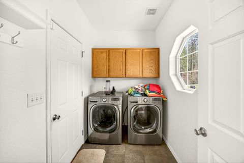 Tiny photo for 10060 Butte Falls Highway, Eagle Point, OR 97524 (MLS # 220220102)