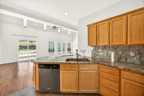 Tiny photo for 10060 Butte Falls Highway, Eagle Point, OR 97524 (MLS # 220220102)