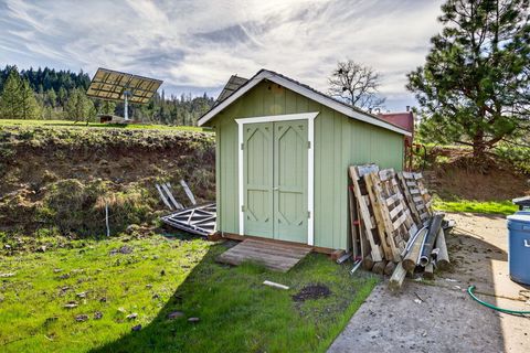 Tiny photo for 10060 Butte Falls Highway, Eagle Point, OR 97524 (MLS # 220220102)