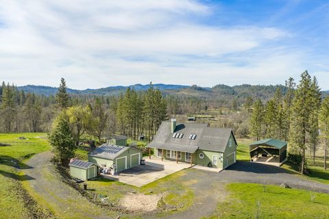 Photo of 10060 Butte Falls Highway, Eagle Point, OR 97524 (MLS # 220220102)
