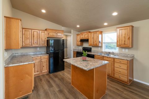 Tiny photo for 472 SE 7th Street, Madras, OR 97741 (MLS # 220220686)